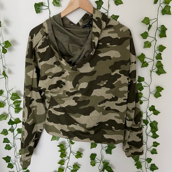 cropped camo hoodie - Picture 3 of 3